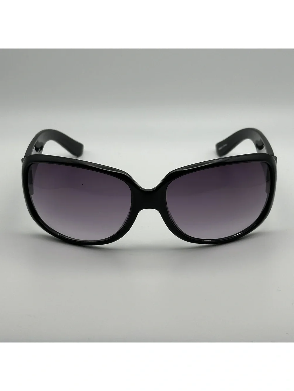 Liz Claiborne Black Oversized Sunglasses with Gradient Lenses